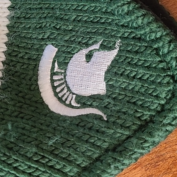 Columbia MSU‎ winter green white yarn Tassel Pom Beanie Hat women's OS - Picture 3 of 11